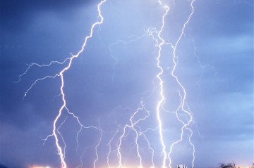 Во Франции зафиксировали более 75 тысяч разрядов молний