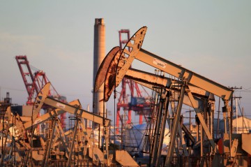 Oil prices fall in global markets