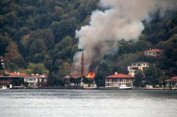 Fire engulfs hotel and buildings in Antalya - Video