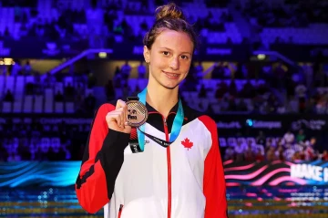 Canadian swimmer breaks 400-metre world record