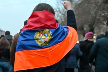 Армянская оппозиция призывает не допустить задержания священников