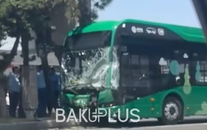 “Bakubus” avtobusu qəzaya düşdü, yaralılar var -