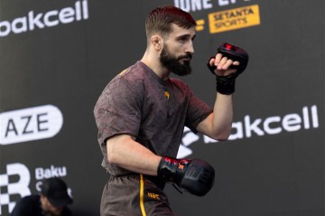 Победа досрочно: Назим Садыхов выиграл бой на турнире UFC в Баку -