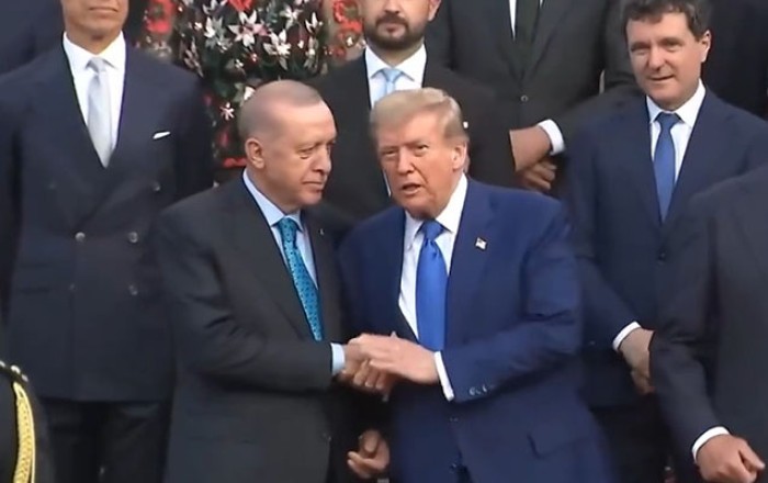 İkiəlli görüşmələri viral oldu - Video