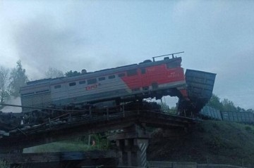 Railway bridge collapses in Kursk, Russia