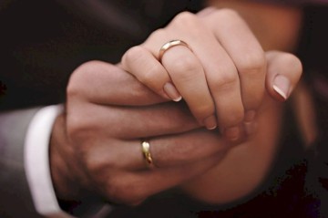 Azərbaycanda özündən böyük kişilərlə evlənən qızların sayı çoxalır
