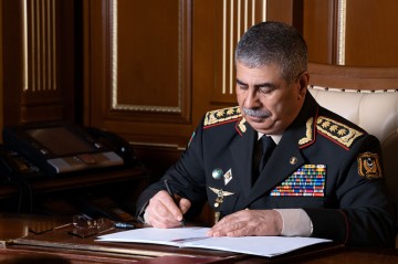 Azerbaijan’s Defense Minister expresses condolences to Pakistani side