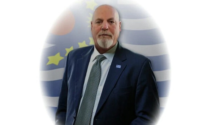 Ayda və planetlərdə torpaq satan adam: Dennis Houpun təəccüblü hekayəsi