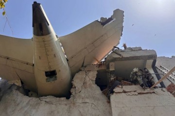СМИ: Отказ обоих двигателей мог стать причиной крушения самолета в Индии
