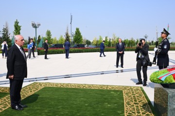 Azerbaijani PM visits Independence Monument in Tashkent