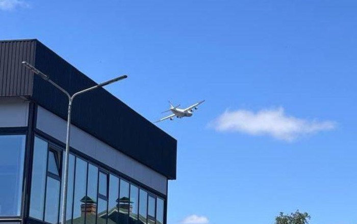 Самолет пролетел над Киевом впервые с 2022 года фото; видео