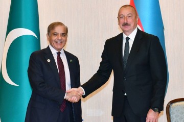 İlham Əliyev Şahbaz Şərifi Xankəndidə qarşıladı