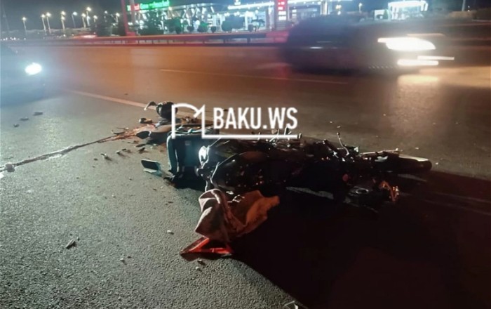 В Баку мотоцикл врезался в грузовик, есть погибший - ВИДЕО