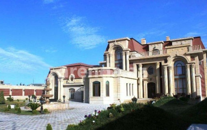 Bakıda 2 villadan yarım milyon manatlıq oğurluq edildi