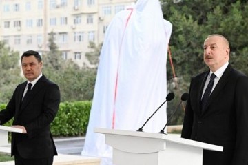 Алиев и Жапаров в селе Хыдырлы