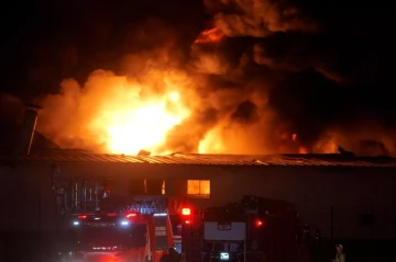 Istanbul: Fire breaks out at plastic, sponge factory Video