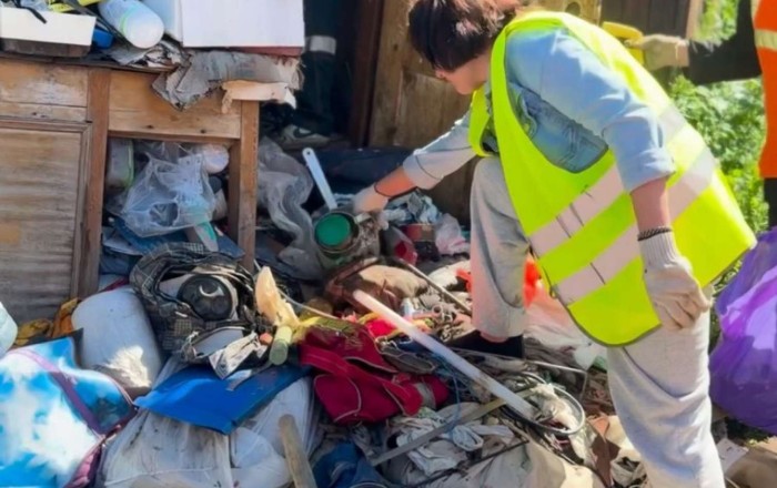 77 yaşlı kişinin evindən 10 maşın zibil çıxdı -