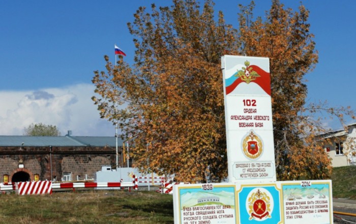 Rus hərbçi Ermənistandakı bazada güllələndi