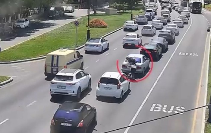 Motosikletçi maşının üstünə düşdü - Video