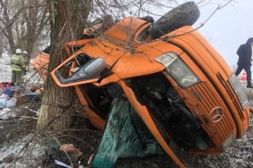 Two dead, 16 injured in tour bus crash in Malaysia