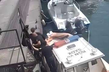 Bakı bulvarında batmaqda olan qadın xilas edildi - ANBAAN GÖRÜNTÜ