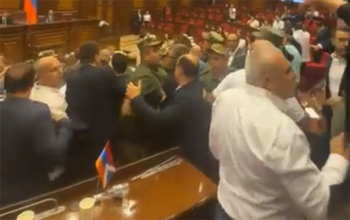 Ermənistan parlamentində deputatlar əlbəyaxa oldular -