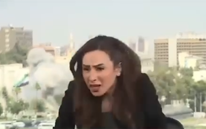 Canlı yayımda olarkən şəhəri bombalandı - Video