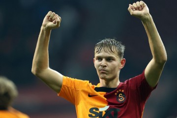 “Qalatasaray” müdafiəçisi ilə yollarını ayırdı