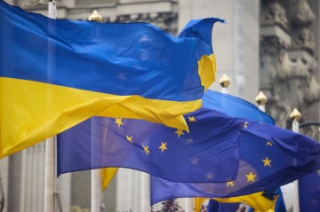 Евросоюз сокращает помощь Украине
