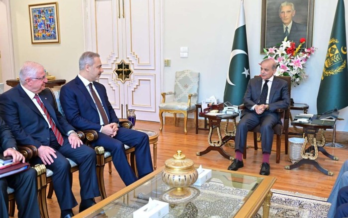 Şahbaz Şərif Fidan və Güləri qəbul etdi