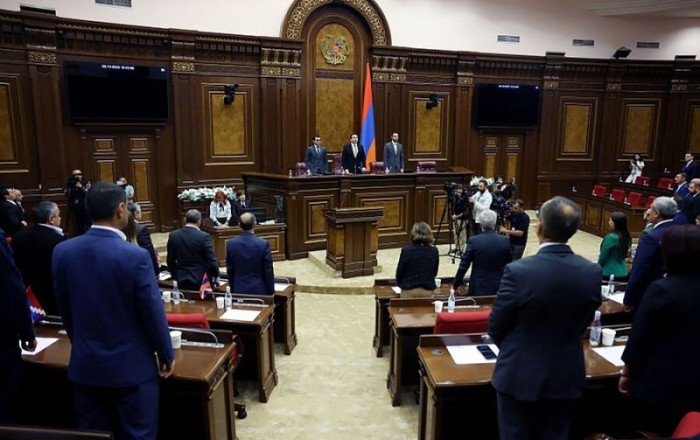 В парламенте Армении произошла потасовка, в заседании объявили перерыв