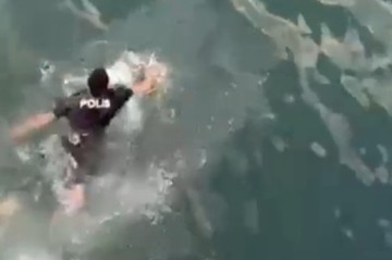 Polis Bakı bulvarında özünü dənizə ataraq qadını xilas etdi - VİDEO