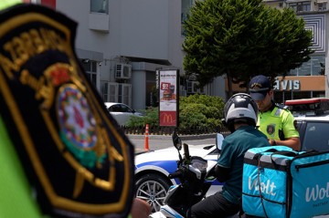 Polis ikitəkərli nəqliyyat sürücülərinə izah və xəbərdarlıqlar edir - Fotolar+Video