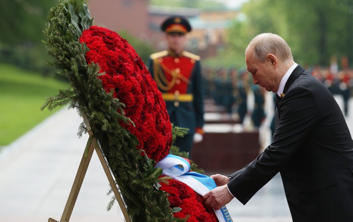 Путин погибшим министрам венки не посылает