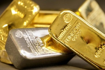 Золото на биржах торгуется выше $3300