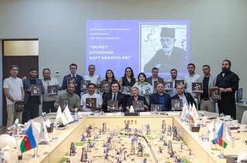 Jurnalistlər Balaxanı nefti ilə rəsm çəkdilər - Fotolar
