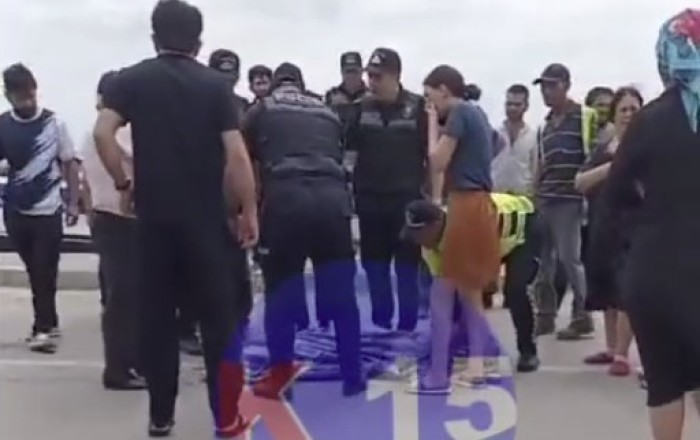 Səkiyə çıxan maşın ana və qızını vurdu - Biri öldü - Video
