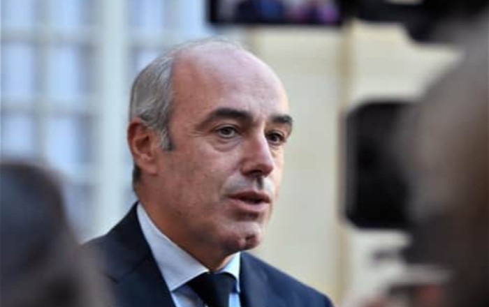 Французского депутата, известного критикой Макрона, нашли повешенным