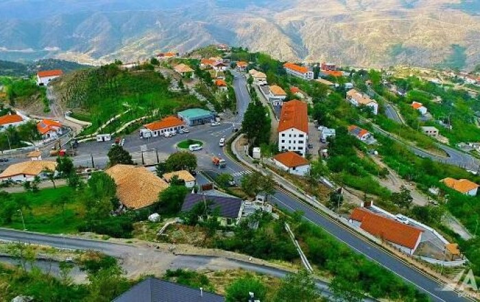 Dünya səyyahları Laçında -