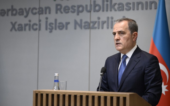 Azerbaijani, Pakistani FMs hold phone talk