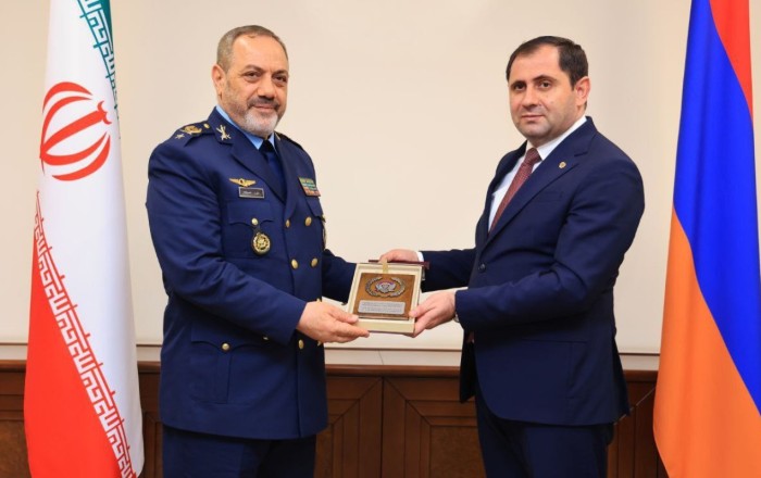 İran və Ermənistanın müdafiə nazirləri müzakirə apardılar