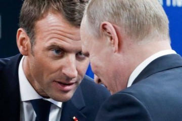 Путин и Макрон провели телефонный разговор