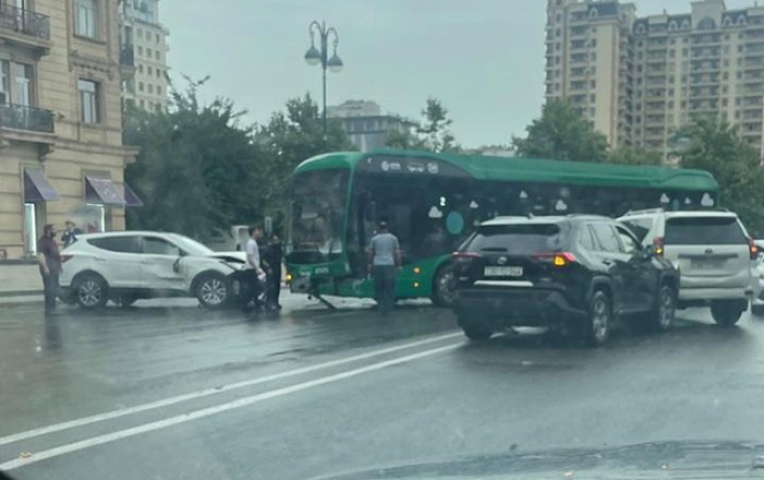 “Beşmərtəbə”də “Bakubus” avtobusu ilə 2 avtomobil toqquşdu -