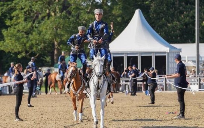 Liderlər Qarabağ atlarının Zəfər şousunu izlədilər -