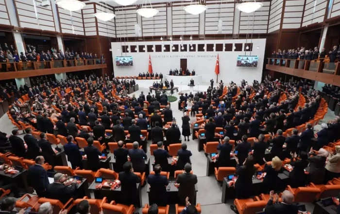 Türkiyə parlamentində 100-dən çox deputat xəstəxanaya yerləşdirildi