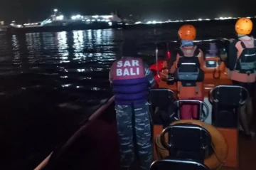 At least four dead, dozens missing after ferry sinks en route to Bali VIDEO