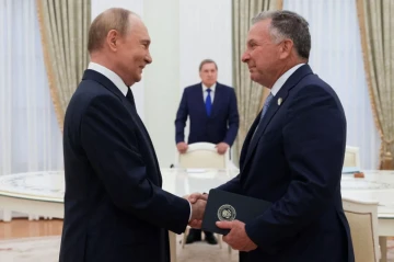 Witkoff brings Putin-awarded medal to family of American killed in Ukraine