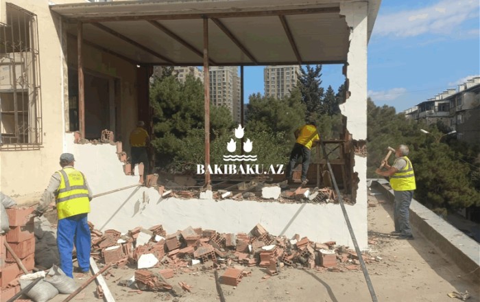 В Баку демонтировали незаконный балкон на фасаде новой многоэтажки - ФОТО