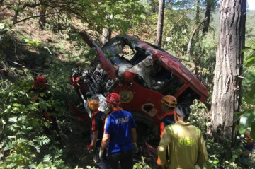 Water truck overturns in Türkiye while heading to fight forest fire PHOTO
