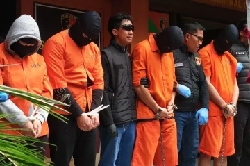 Bali police name Russian nationals in tourist extortion ring